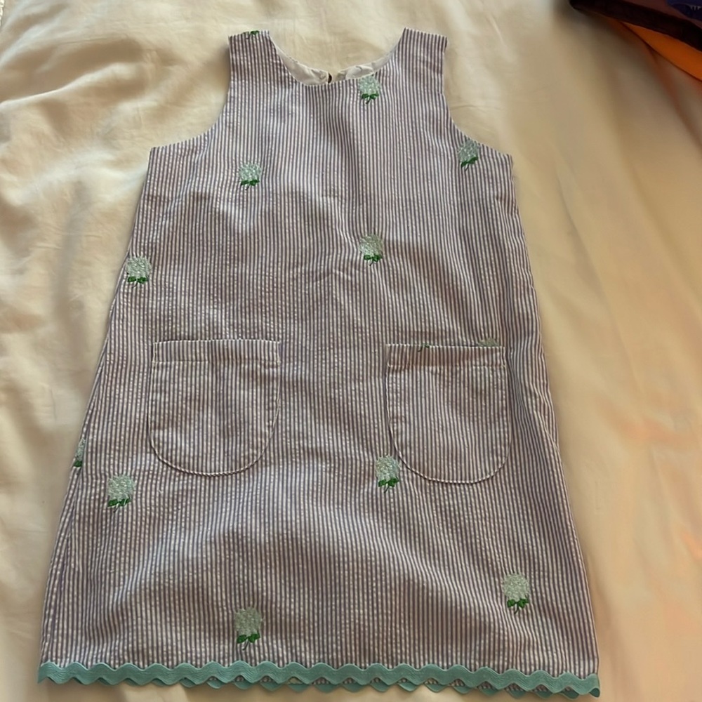 Piping prints girls hydrangea print shift in 5t. Excellent used condition.